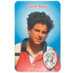 Santino plastificato con la medaglia di Carlo Acutis