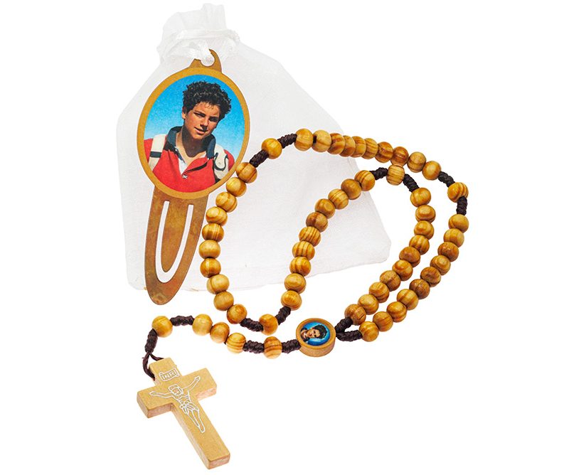 Rosario in legno con l'immagine di Carlo Acutis