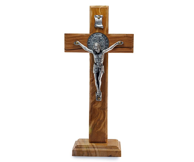Croce con base in legno con la Medaglia di San Benedetto