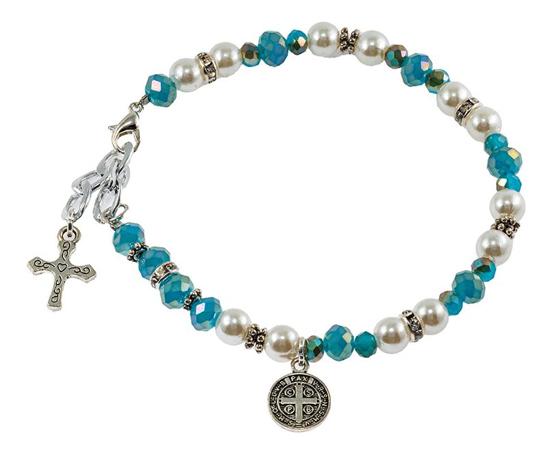 Bracciale regolabile cristallo celeste e perla con la Medaglia di San Benedetto
