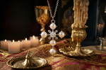 Collana con ciondolo croce in argento e cristalli