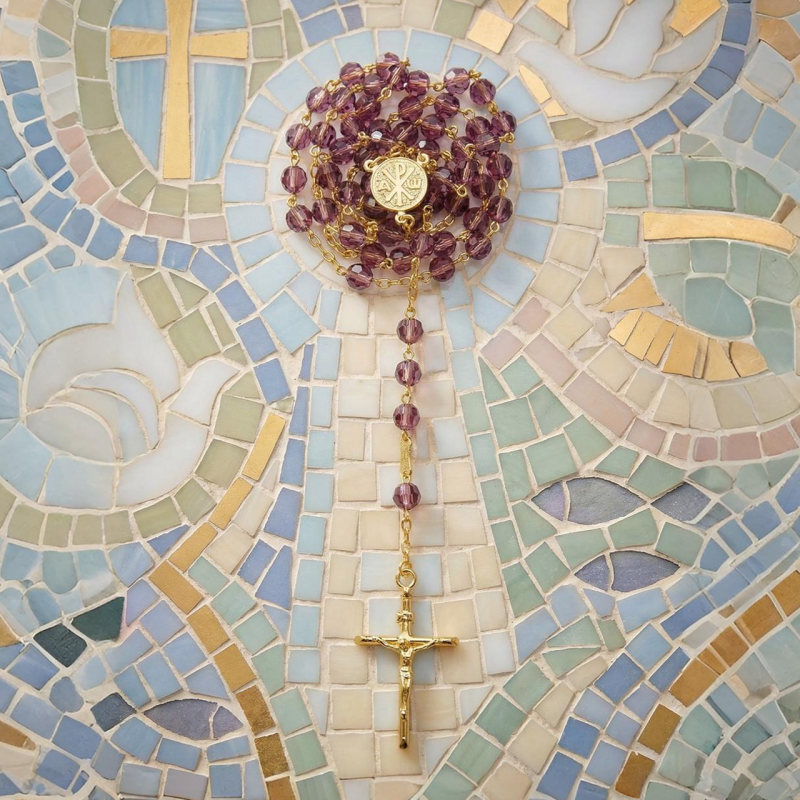 Rosario in argento dorato e grani sfaccettati in Preciosa crystals con Madonna della Salute e Croce della Pace