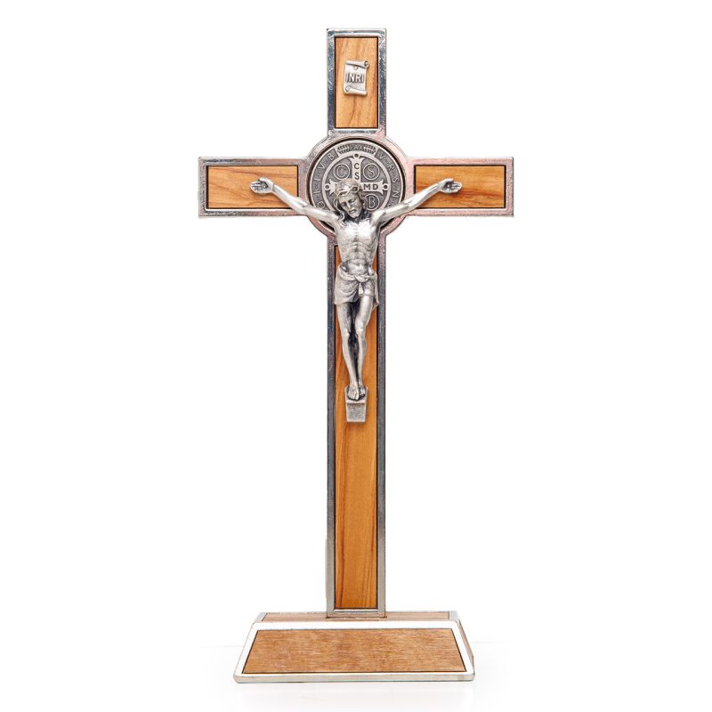 Croce con base in metallo nichelato con inserti in legno d'ulivo con la Medaglia di San Benedetto