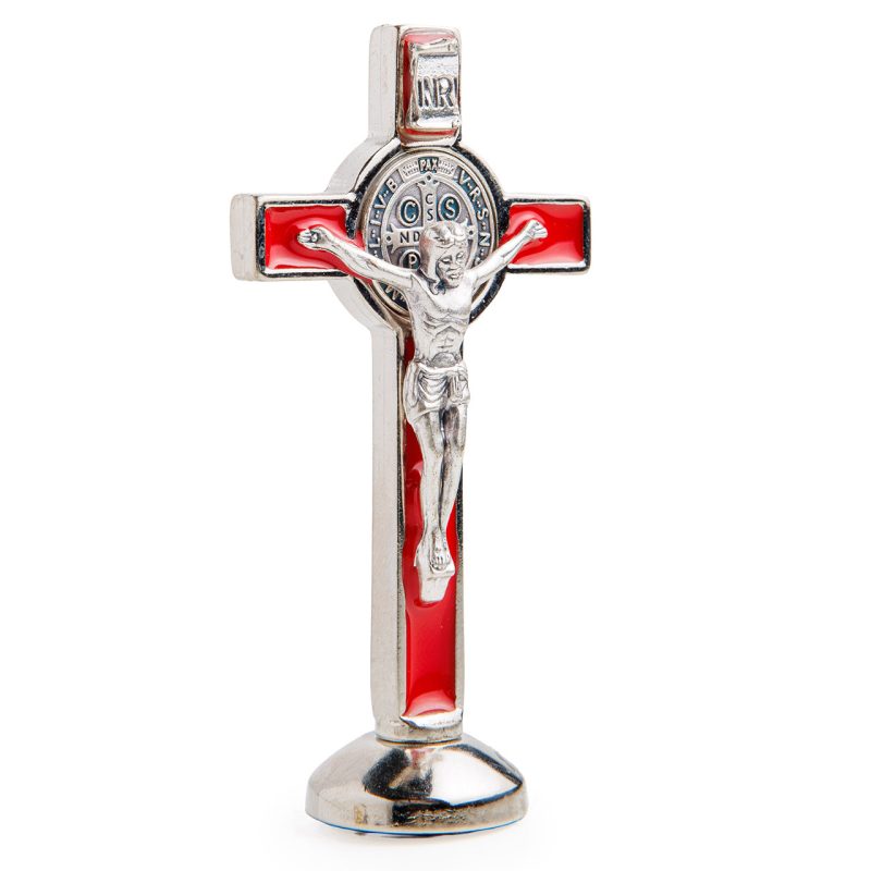 Croce con base in metallo e smalto rosso con la Medaglia di San Benedetto